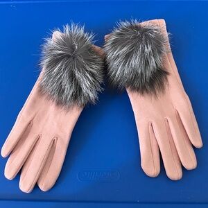 Women’s pink fur gloves . Phone friendly ,
Velvet like lining . Soft and pretty